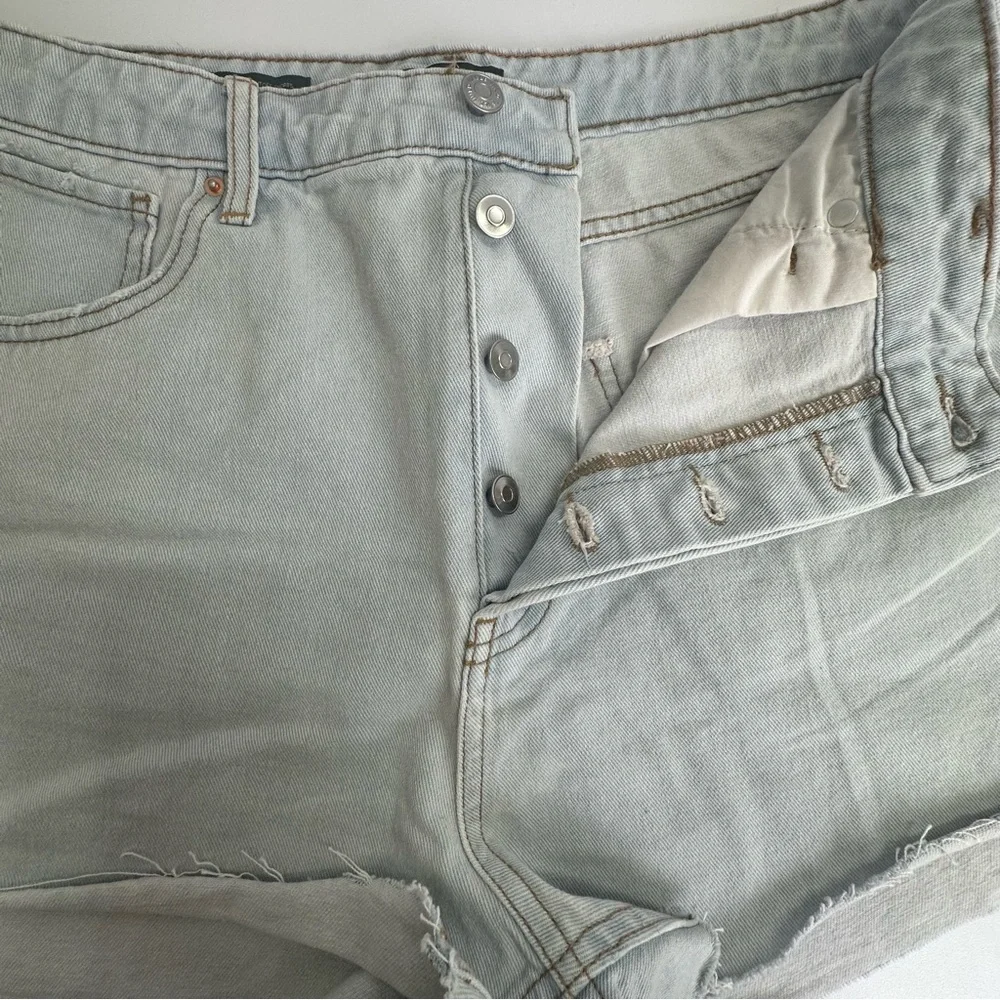 WILD FABLE  Super High Rise Cutoff Light Wash Denim Shorts Raw‎ Hem Size 14 - Picture 4 of 13